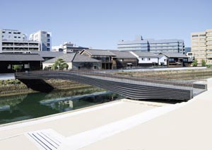 Voetgangersbrug op historische plek